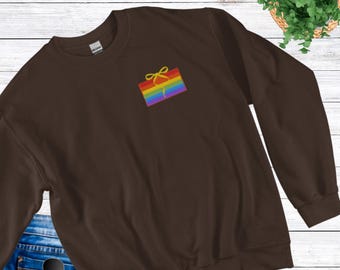 刺繍入りプライドクルーネック スウェットシャツ — レインボーカラーのLGBTQ+ユニセックス快適プルオーバー、インクルーシブなプライドギフト