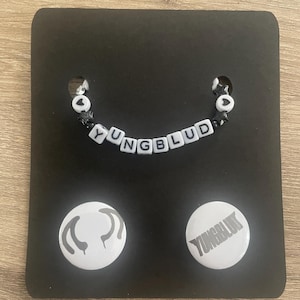 Op Yungblud geïnspireerde armband en knopen