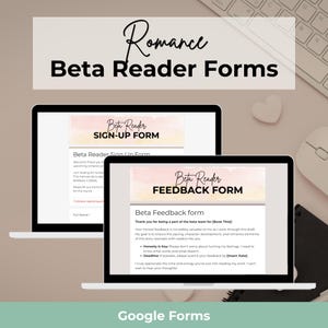 Könnte beinhalten: Zwei Laptop-Bildschirme mit digitalen Romance Beta Reader-Formularen. Die Bildschirme zeigen ein Anmeldeformular und ein Feedback-Formular mit Aquarell-Kopfzeilen, Textfeldern und Anweisungen für Leser, um ehrliches Feedback zum Manuskript zu geben.