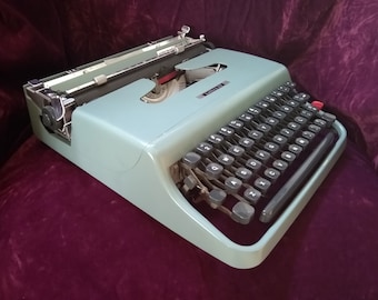 Working 1950s Underwood Olivetti Manual Portable Typewriter