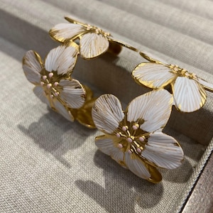 Gedurfde bloemenoorbellen 3D emaille bloem statement oorbellen retro goud witte C-vormige oorbellen 2025 Nieuw ontwerp