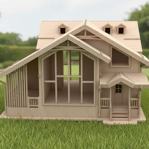 Op de afbeelding: Een lichtgekleurd houten poppenhuis met een zadeldak, dakkapellen en een veranda. Het huis heeft een open ontwerp en onthult interieurdetails. Het staat op een bed van groen gras.