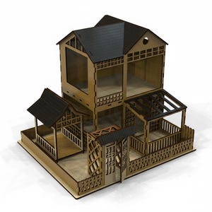 Pode incluir: Uma casa de bonecas de madeira com uma estrutura principal de dois andares, um pequeno gazebo e um quintal vedado. O telhado é preto e as paredes são castanho claro. A casa de bonecas tem um design aberto para facilitar o acesso ao interior.