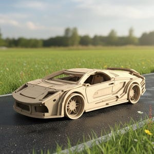 Peut inclure: Maquette en bois clair d'une voiture de sport, avec des détails découpés complexes. La voiture est sur une route pavée, avec un champ vert et des arbres en arrière-plan. Le modèle a des roues détaillées et un design élégant.