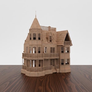 Könnte beinhalten: Detailliertes Holzmodell eines Hauses im viktorianischen Stil. Das Modell verfügt über mehrere Stockwerke, Balkone und einen Turm. Das Haus ist aus hellbraunem Holz gefertigt und steht auf einer dunkelbraunen Holzoberfläche.