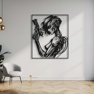 Könnte beinhalten: Schwarz-weiße Metall-Wandkunst, die eine Cyborg-Figur mit einer Waffe darstellt. Das Kunstwerk ist gerahmt und an einer weißen Wand angebracht. Der Cyborg hat mechanische Details und eine futuristische Ästhetik.