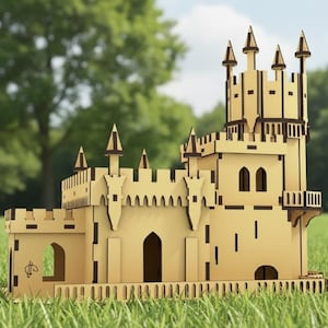 Pu&ograve; includere: Un modello di castello in legno tagliato al laser con pi&ugrave; torrette, porte ad arco e merlature decorative. Il modello &egrave; realizzato in legno marrone chiaro e poggia su un letto di erba verde, con uno sfondo verde sfocato.