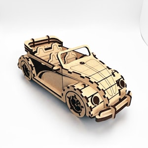 Puede incluir: Modelo de coche descapotable de madera con intrincados detalles cortados con láser. El coche presenta un interior detallado, ruedas y un parachoques delantero. El modelo está hecho de madera clara con acentos más oscuros, mostrando la precisión y la artesanía.