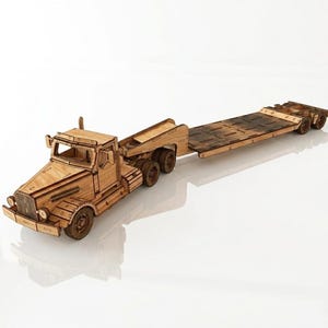Könnte beinhalten: Ein Holzspielzeug-LKW und Anhänger-Set. Der LKW hat ein detailliertes Fahrerhaus mit Scheinwerfern und einen Pritschenanhänger. Das Spielzeug ist aus hellem Holz mit dunkleren Holzakzenten gefertigt. Die Räder sind sichtbar.