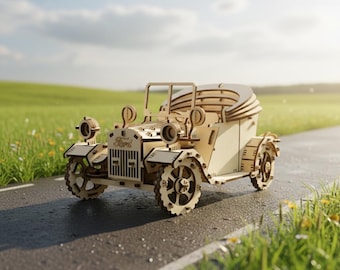 Puede incluir: Maqueta de madera de un coche Ford antiguo, con intrincados detalles cortados con láser. El coche es de color marrón claro, con ruedas, faros y una parrilla delantera detallada visibles. La palabra "Ford" es visible en la parte delantera. El modelo está sobre una carretera mojada.