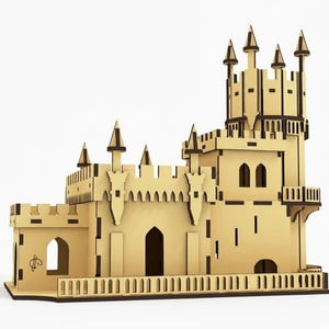 Pu&ograve; includere: Un modello di castello in legno con esterno marrone chiaro e dettagli marrone scuro. Il castello presenta pi&ugrave; torri, porte ad arco e un balcone decorativo. Il modello &egrave; progettato con dettagli intricati e una base solida.
