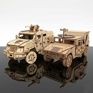 Puede incluir: Dos modelos de madera de vehículos militares. El vehículo más grande tiene una torreta y la palabra "Phantom" en la parte delantera. El vehículo más pequeño tiene una ametralladora en la parte superior. Ambos modelos son de madera clara y están sobre una superficie reflectante.