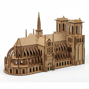 Puede incluir: Maqueta de madera detallada de la Catedral de Notre Dame. El modelo está construido con madera de color marrón claro y presenta intrincados detalles arquitectónicos, incluyendo ventanas arqueadas, agujas y una vidriera en forma de rosa. Representación tridimensional de la icónica catedral.