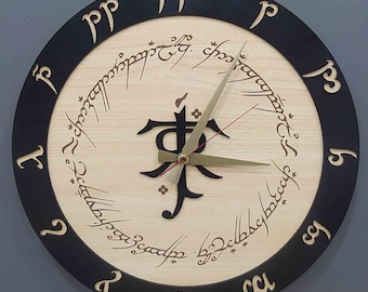 Puede incluir: Un reloj de pared de madera con una esfera de madera clara y un anillo exterior negro. El reloj presenta manecillas doradas y un segundero rojo. La esfera está adornada con intrincados guiones y símbolos, creando una pieza decorativa única.
