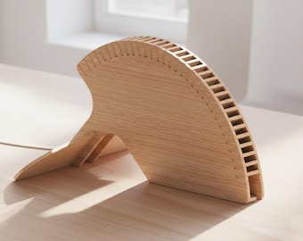 Organizador de escritorio moderno SVG con soporte USB de madera cortado a láser