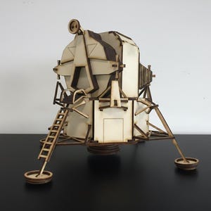 Op de afbeelding: Een set van drie keramische mokken met een gespikkelde, matte afwerking. Elke mok heeft een andere kleur: lichtblauw, crème en grijs. De mokken hebben een eenvoudig, modern ontwerp en een comfortabele handgreep.