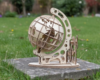 スペイン語またはイタリア語のヴィンテージの古い地球儀、木製スタンド