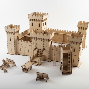 Könnte beinhalten: Ein Holzmodell einer Burg mit mehreren Türmen, Mauern und einem Tor. Zusätzliche Holzkomponenten umfassen eine Katapult, ein kleines Gebäude und andere Strukturen. Die Burg ist aus hellem Holz gefertigt und für den Zusammenbau konzipiert.