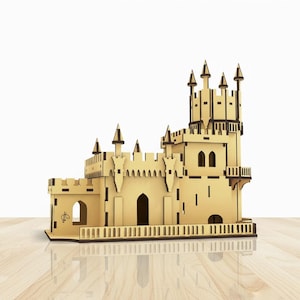 Pu&ograve; includere: Modello in legno dettagliato di un castello con pi&ugrave; torri, porte ad arco e una ringhiera decorativa. Il modello &egrave; realizzato in legno marrone chiaro con dettagli marrone scuro, su una superficie di legno.