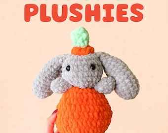 Könnte beinhalten: Handgefertigtes Häkeltier in Form eines Hasen mit Karottenkörper. Der Hase ist grau mit einem orangefarbenen Hut und Karottenkörper. Der Text "CUSTOM CROCHET PLUSHIES" wird in Rot und Grün angezeigt.