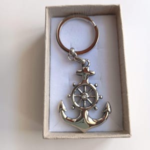 Llavero de ancla de barco personalizado, regalo para amantes del océano, llavero de timón de barco plateado, joyería náutica, accesorio para aventuras oceánicas.