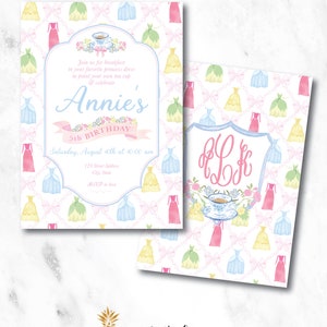 Puede incluir: Invitaci&oacute;n en acuarela con tem&aacute;tica de princesas. La invitaci&oacute;n presenta un fondo rosa claro con un patr&oacute;n de vestidos y lazos. El texto dice "5&ordm; Cumplea&ntilde;os de Annie" con detalles del evento. Tambi&eacute;n se ve una tarjeta a juego.