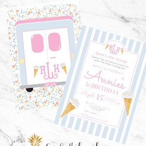 Op de afbeelding: Een blauw-wit gestreepte uitnodiging met een roze ijshoorn-afbeelding. De tekst luidt "Here's the scoop Sweeter than ice cream & so much fun! Join us to celebrate Annie's 1st Birthday August 15th 11:00 am".