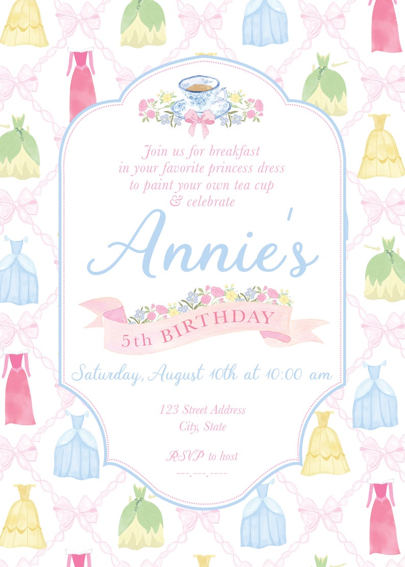 Puede incluir: Una invitaci&oacute;n en acuarela para el 5&ordm; cumplea&ntilde;os de Annie, con vestidos de princesa, lazos y una taza de t&eacute;. La invitaci&oacute;n incluye el texto "&Uacute;nete a nosotros para desayunar con tu vestido de princesa favorito para pintar tu propia taza de t&eacute; y celebrar el 5&ordm; cumplea&ntilde;os de Annie."