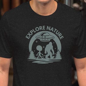 Bigfoot und Alien Camping Shirt - Erkunden Sie die Natur Grafik-T-Shirt mit UFO, ideal für Cryptid und Outdoor-Liebhaber