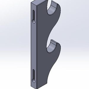 Può includere: Un supporto per spada grigio con due supporti curvi. Il supporto ha un supporto verticale rettangolare con due fessure per il montaggio. I supporti sono progettati per sostenere la lama della spada.