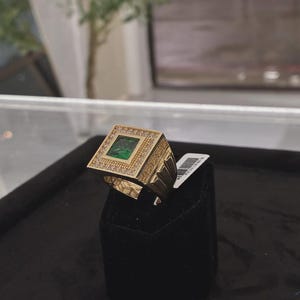 Römischer Ring aus 10K Massivgold mit grünem Akzent, klassischer Vintage-Stil, einzigartiges Modeaccessoire