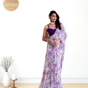 Sari de seda satinada morada para mujeres haldi, tradicional indio, hecho a mano, suave, estampado floral, ligero, para EE. UU. y Reino Unido.
