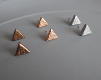 Apex - Ein Paar Mini Triangle Ohrringe; Messing, Rosegold oder Silber Geo Clay kleine Dreieck Ohrstecker (Boucles/Dreieckohrringe) von InfinEight