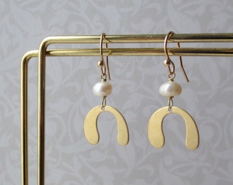 Mistle - Moderne geometrische Messing und Perlen Ohrringe; Geo Drop Perlen und Gold U Ohrring (Boucles d'oreille laiton et perles) by InfinEight