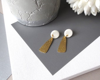 Ives - Messing und Ton Tropfen Ohrringe; Creme Kreis Ohrstecker mit geflecktem dunkelgoldenem krummlinigem Element; Poetisch Modern von InfinEight