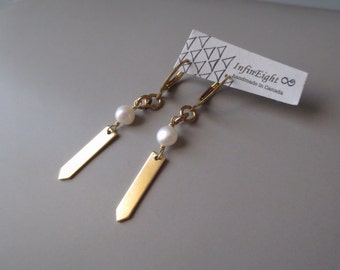 Falgar - Modernist Messing & Perlenohrring; Creolen Schläfer Ohrringe; Tab Pfeil Long Drop Geo Geometrisch (Boucles d'oreille perles) von InfinEight