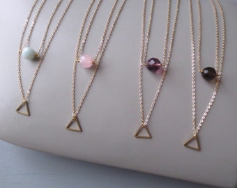 Kew - Eine Pastell Geometrische Multistrang Halskette; Gold zweireihige Ketten; Dreieck Anhänger; Rosenquarz, Amazonit etc. Edelstein von InfinEight