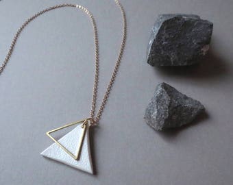 Wey - Lange Dreieckskette aus Ton & Messing; Skulpturale moderne minimalistische Zeitgenössische (Collier Géo; Dreieckhalskette) von InfinEight