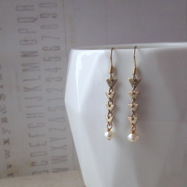 Yovolca - Modernist Brass & Pearl Earring; Triangle Drop Earrings; Dark Gold Arrow Geo Geometric (Boucles d'oreille perles) by InfinEight