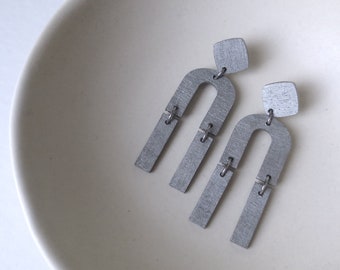 Tempo - Große skulpturale lange Statement Ohrringe in Silber-Finish; Moderner bemalter geometrischer Holzbogen (Boucle Modernes) von InfinEight