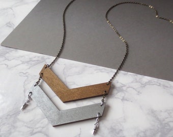 Théus - Lange Chevron-Halskette; Messing/Silber & Burgund/Grau; Große Statement Statement Spike Halskette von InfinEight