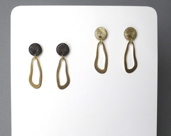 Emoria - Ein Paar Künstlerische Moderne Schwarz & Gold Helle Messing Ohrringe; Geometrische Ohrstecker (Boucles Modernes Laiton) von InfinEight