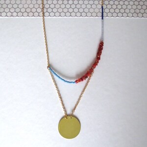 Riss - Oranger Mondstein oder Blauer Aquamarin und Miyuki Saatperle Gold Helles Messing Medaillon Layered Anhänger Edelstein Halskette von InfinEight