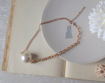 Anya - Goldfarbene Chokerhalskette mit einzelner großer Goldperle; Statement Minimalistische Layering Halskette (Collier Oder Perle) von InfinEight