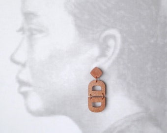 Dulce - Große skulpturale Hängeohrringe in Roségold-Finish; Moderne bemalte Holz Geometrische Bogen D Tropfen Ohrstecker (Boucles Géo Longues) von InfinEight