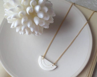 Cloudbow - Gold und Ton Creme Weiß Regenbogen Keramik Anhänger Halskette; Moderne minimalistische neutrale skulpturale (Collier Géo) von InfinEight