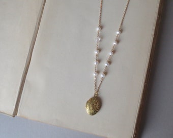 Celeste - Lange Süßwasserperlen Swarovski Kristall Gold Ton Oval Medaillon Halskette; Gravur-Anhänger (Collier Sautoir Médallion) von InfinEight