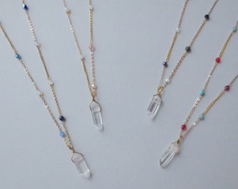 Lotus - Eine Goldedelstein- und Kristallperlen-Anhängerhalskette; Klarer Quarzkristall, weißer Opal, graue Perle, Obsidian, Türkis von InfinEight