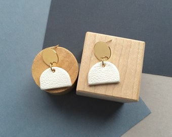 Trewyn - Skulpturale Moderne Geometrische Messing & Ton Ohrringe; Creme und Gold Ohrstecker mit Kreis + Halbkreis von InfinEight