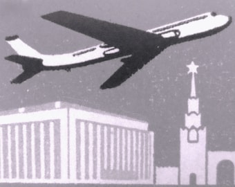 Puede incluir: Una ilustración en blanco y negro de un avión volando sobre un edificio con una estrella en la parte superior. El edificio tiene una serie de ventanas.